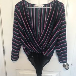 Plunging blouse w/option to close. 3/4 sleeve